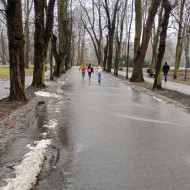 Bieg to nieodłączna część gry. Uczniowie w kielcekim parku.