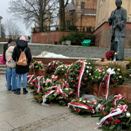 Uczniowie pod pomnikiem księdza J. Popiełuszki