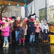 Uczniowie na scenie na kieleckim Rynku