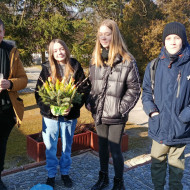 Uczniowie z klasy 7b na cmentarzu wojskowym w Kielcach