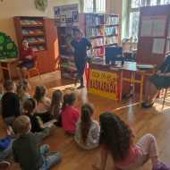 Uczniowie w czasie lakcji bibliotecznej