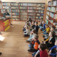 Uczniowie z opiekunami w czasie leckcji bibliotecznej