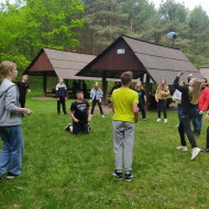 Klasa 7b aktywnie odpoczywa na leśnej polanie