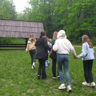 Klasa 7b aktywnie odpoczywa na leśnej polanie