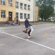 Zmagania sportowe na boisku szkolnym