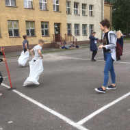 Zmagania sportowe na boisku szkolnym