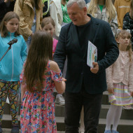 Dyrektor wręcza nagrody laureatom konkursów