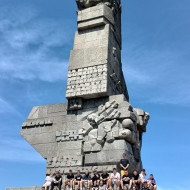 Klasa VIII b przy pomniku na Westerplatte