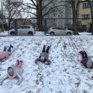 Dzieci ze świetlicy w czasie zabaw na placu szkolnym