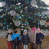 Uczniowie naszej szkoły pod choinką na Rynku