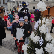 Wspólne dekorowanie choinki