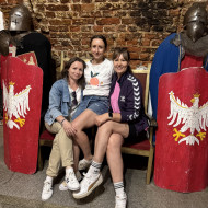Nauczycielki w starej zbrojowni.