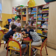 Zabawy uczniów w świetlicy szkolnej