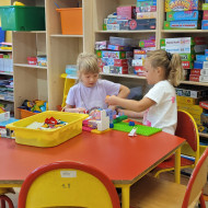 Zabawy uczniów w świetlicy szkolnej