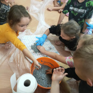 Dzieci ze świetlicy szkolnej w czasie zajęć-"Aktywna świetlica"