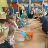 Dzieci ze świetlicy szkolnej w czasie zajęć-"Aktywna świetlica"