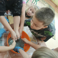 Dzieci ze świetlicy szkolnej w czasie zajęć-"Aktywna świetlica"
