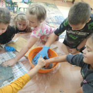 Dzieci ze świetlicy szkolnej w czasie zajęć-"Aktywna świetlica"