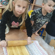Dzieci ze świetlicy szkolnej w czasie zajęć-"Aktywna świetlica"