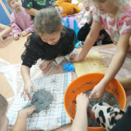 Dzieci ze świetlicy szkolnej w czasie zajęć-"Aktywna świetlica"