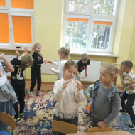 Zajęcia "Z przyrodą za pan brat" w świetlicy szkolnej.