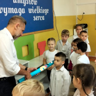 P. dyrektor w czasie pasowania uczniów na Świetliczaków
