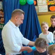 P. dyrektor w czasie pasowania uczniów na Świetliczaków