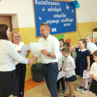 Dyrektor wręcza pamiątkowe dyplomy organizatorkom pasowania