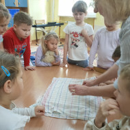 Dzieci ze świetlicy szkolnej w czasie zajęć-"Aktywna świetlica"