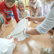 Dzieci ze świetlicy szkolnej w czasie zajęć-"Aktywna świetlica"