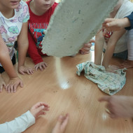 Dzieci ze świetlicy szkolnej w czasie zajęć-"Aktywna świetlica"