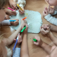 Dzieci ze świetlicy szkolnej w czasie zajęć-"Aktywna świetlica"