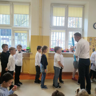Dzieci w czasie wykonywania zadań w trakcie pasowania.
