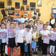 Uczestnicy konkursu przy swoich pracach