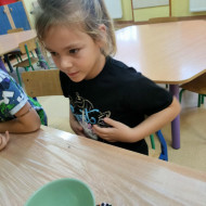 Zajęcia sensoryczne w wersji "halloween" w świetlicy szkolnej