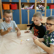 Zajęcia sensoryczne w wersji "halloween" w świetlicy szkolnej