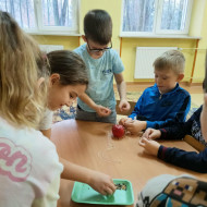 wykonanie prostych karmników dla ptaków