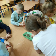 wykonanie prostych karmników dla ptaków