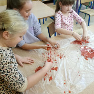 Zajęcia sensoryczne w wersji "halloween" w świetlicy szkolnej