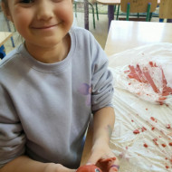 Zajęcia sensoryczne w wersji "halloween" w świetlicy szkolnej