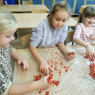 Zajęcia sensoryczne w wersji "halloween" w świetlicy szkolnej