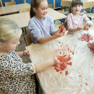 Zajęcia sensoryczne w wersji "halloween" w świetlicy szkolnej
