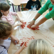 Zajęcia sensoryczne w wersji "halloween" w świetlicy szkolnej