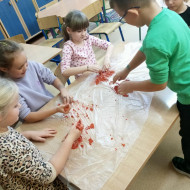 Zajęcia sensoryczne w wersji "halloween" w świetlicy szkolnej