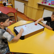 Wesołe zabawy w świetlicy szkolnej