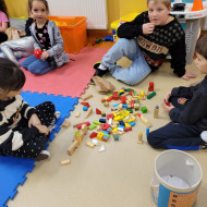 Wesołe zabawy w świetlicy szkolnej