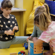 Wesołe zabawy w świetlicy szkolnej