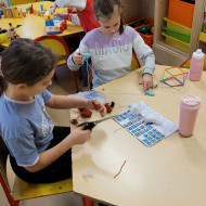 Wesołe zabawy w świetlicy szkolnej