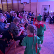 Wieczór Kolęd-elfy rozdają prezenty