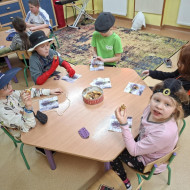 zajęcia w świetlicy -“Poznaj młody człowieku sekrety ostatniego wieku"